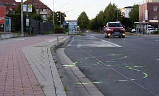 An der Detmolder Straße in Paderborn soll ein 26-jähriger Holzmindener von einem Auto (Mercedes A-Klasse AMG) mitgeschleift und tödlich verletzt worden sein. - Niklas Tüns An der Detmolder Straße in Paderborn soll ein 26-jähriger Holzmindener von einem Auto (Mercedes A-Klasse AMG) mitgeschleift und tödlich verletzt worden sein. - Niklas Tüns