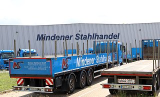 Am frühen Montagabend wurde ein 28-jähriger Mitarbeiter des Mindener Stahlhandels bei einem Arbeitsunfall schwer verletzt. MT-Foto: - Alex Lehn Am frühen Montagabend wurde ein 28-jähriger Mitarbeiter des Mindener Stahlhandels bei einem Arbeitsunfall schwer verletzt. MT-Foto: - Alex Lehn