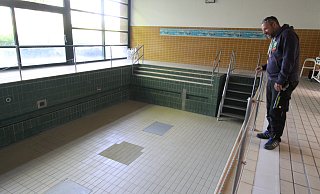 JFH-Hausmeister Marco Micillo wirft einen Blick in das leere Becken. Trotz aller Bemühungen musste das Bad geschlossen werden. - Björn Kenter JFH-Hausmeister Marco Micillo wirft einen Blick in das leere Becken. Trotz aller Bemühungen musste das Bad geschlossen werden. - Björn Kenter
