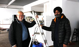Freuen sich bereits jetzt auf die Eröffnung: Gastro-Berater Allan Trevor Jettkowski (li.) und Gastronom Gurvinder Singh. - Claus Frickemeier Freuen sich bereits jetzt auf die Eröffnung: Gastro-Berater Allan Trevor Jettkowski (li.) und Gastronom Gurvinder Singh. - Claus Frickemeier