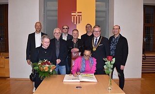 Sängerin Carmen Purperhart (Mitte) trägt sich ins Goldene Buch der Stadt Paderborn ein, mit dabei: Keyboarder Ferdinand Brüggemann (hinten v.l.), Witwe des Sängers Egon Ingeborg Bielawny, Gitarrist Peter Lemanski, Bassist Helmut Protte, Produzent Migo Fecke, Texter Stephan Ehritt, Bürgermeister Michael Dreier sowie Schlagzeuger und Sänger Jörg Putze. - Stadt Paderborn/Veronika Kinsfato Sängerin Carmen Purperhart (Mitte) trägt sich ins Goldene Buch der Stadt Paderborn ein, mit dabei: Keyboarder Ferdinand Brüggemann (hinten v.l.), Witwe des Sängers Egon Ingeborg Bielawny, Gitarrist Peter Lemanski, Bassist Helmut Protte, Produzent Migo Fecke, Texter Stephan Ehritt, Bürgermeister Michael Dreier sowie Schlagzeuger und Sänger Jörg Putze. - Stadt Paderborn/Veronika Kinsfato