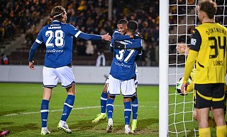 Noah Sarenren Bazee nimmt Isaiah Young in die Arme. Auf Sarenren Bazees Vorlage hat Young soeben zum 2:0 für den DSC Arminia getroffen. getroffen. - Teresa Kroeger Noah Sarenren Bazee nimmt Isaiah Young in die Arme. Auf Sarenren Bazees Vorlage hat Young soeben zum 2:0 für den DSC Arminia getroffen. getroffen. - Teresa Kroeger