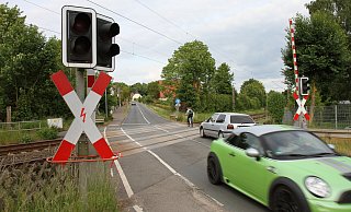 Der Bahnübergang an der Bördestraße bei Warburg-Menne. - Dieter Scholz Der Bahnübergang an der Bördestraße bei Warburg-Menne. - Dieter Scholz