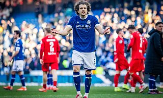 Arminia-Kapitän Mael Corboz kann mit den Reaktionen des Publikums nach dem 1:2 gegen Rot-Weiss Essen nichts anfangen. - Sarah Jonek Arminia-Kapitän Mael Corboz kann mit den Reaktionen des Publikums nach dem 1:2 gegen Rot-Weiss Essen nichts anfangen. - Sarah Jonek