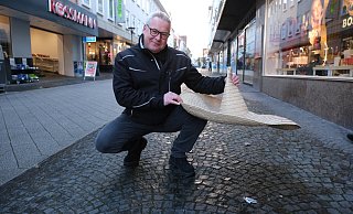 Dirk Köpke hat vor 30 Jahren bei sengender Hitze das Pflaster in der Klosterstraße verlegt - und damals Sombrero getragen. Den Hut hat er noch. - Ulf Hanke Dirk Köpke hat vor 30 Jahren bei sengender Hitze das Pflaster in der Klosterstraße verlegt - und damals Sombrero getragen. Den Hut hat er noch. - Ulf Hanke