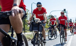 Benedikt Goesmann ist mit Hund Bruno im Körbchen nach über 5.000 Kilometern auf dem Rad planmäßig in Santiago de Chile angekommen und wird dort von der DKMS vor Ort in Empfang genommen. - Jean Paul Osses Benedikt Goesmann ist mit Hund Bruno im Körbchen nach über 5.000 Kilometern auf dem Rad planmäßig in Santiago de Chile angekommen und wird dort von der DKMS vor Ort in Empfang genommen. - Jean Paul Osses