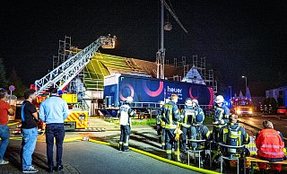 Großeinsatz der Bielefelder Feuerwehr in Bielefeld-Jöllenbeck in der Nacht zu Mittwoch. - Barbara Franke Großeinsatz der Bielefelder Feuerwehr in Bielefeld-Jöllenbeck in der Nacht zu Mittwoch. - Barbara Franke