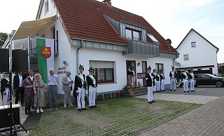 Das frühere Wohnhaus von Hans und Thea Diermann ist nun zum Altenwohnheim umgebaut worden. Am Wochenende wurde es feierlich von den Schützen und Präses Martin Beisler eingeweiht. - Johannes Büttner Das frühere Wohnhaus von Hans und Thea Diermann ist nun zum Altenwohnheim umgebaut worden. Am Wochenende wurde es feierlich von den Schützen und Präses Martin Beisler eingeweiht. - Johannes Büttner