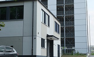 Das neue Haus der Jugend an der Eidinghausener Straße 9a steht im Schatten eines bislang weitgehend nutzlosen Parkhauses. - Ulf Hanke Das neue Haus der Jugend an der Eidinghausener Straße 9a steht im Schatten eines bislang weitgehend nutzlosen Parkhauses. - Ulf Hanke
