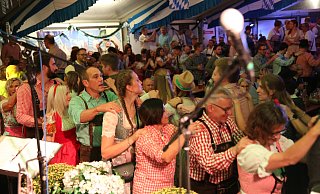 Polonaise ist ein Muss beim Oktoberfest. - Elke Niedringhaus-Haasper Polonaise ist ein Muss beim Oktoberfest. - Elke Niedringhaus-Haasper