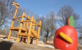 Der große rote Apfel mitsamt gelber Raupe ist nur in dieser Ansicht geschlossen. Vom Klettergerüst aus gesehen, bietet er einen kommoden Sitzplaz für Kinder. - Andreas Sundermeier Der große rote Apfel mitsamt gelber Raupe ist nur in dieser Ansicht geschlossen. Vom Klettergerüst aus gesehen, bietet er einen kommoden Sitzplaz für Kinder. - Andreas Sundermeier