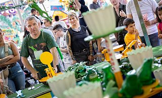 Wolfgang Meess besucht jedes Jahr mehrere Volksfeste wie Libori in Paderborn, um am "Fliegende Frösche"-Stand Plüschtiere für den guten Zweck zu gewinnen. - Niklas Tüns Wolfgang Meess besucht jedes Jahr mehrere Volksfeste wie Libori in Paderborn, um am "Fliegende Frösche"-Stand Plüschtiere für den guten Zweck zu gewinnen. - Niklas Tüns