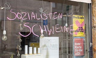 Schmierereien an der Schaufensterscheibe eines Geschäfts in Bielefelds Altstadt. Die Besitzein hat ein Rote Karte für AfD"-Plakat im Fenster. - Oliver Krato Schmierereien an der Schaufensterscheibe eines Geschäfts in Bielefelds Altstadt. Die Besitzein hat ein Rote Karte für AfD"-Plakat im Fenster. - Oliver Krato