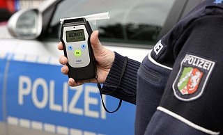 Symbolbild: Ein Beamter zeigt ein Messgerät für Alkohol. - Jochen Tack Symbolbild: Ein Beamter zeigt ein Messgerät für Alkohol. - Jochen Tack