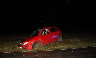 Der Skoda überschlug sich, landete aber wieder auf den Rädern. - Polizei Höxter Der Skoda überschlug sich, landete aber wieder auf den Rädern. - Polizei Höxter