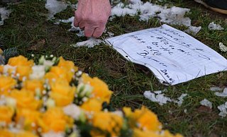 Nachricht an den Blumendieb: Witwer Gerhard Bruns hat den Zettel auf dem Grab seiner Frau plaziert. - Ulf Hanke Nachricht an den Blumendieb: Witwer Gerhard Bruns hat den Zettel auf dem Grab seiner Frau plaziert. - Ulf Hanke
