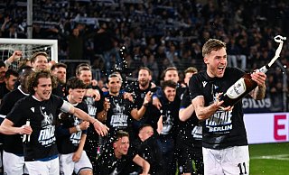 Arminia Bielefelds Joel Grodowski (r.) setzt nach dem Einzug ins Pokalfinale zur Bierdusche an. - Teresa Kroeger Arminia Bielefelds Joel Grodowski (r.) setzt nach dem Einzug ins Pokalfinale zur Bierdusche an. - Teresa Kroeger