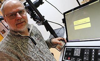 Noch kann Kirsten Hötger, Inhaber des Paderborner Fotogeschäfts Bilderzauber, die Übermittlung der Passfotos an die Behörden nicht nutzen - sie wird erst am 1. Mai freigeschaltet. - Holger Kosbab Noch kann Kirsten Hötger, Inhaber des Paderborner Fotogeschäfts Bilderzauber, die Übermittlung der Passfotos an die Behörden nicht nutzen - sie wird erst am 1. Mai freigeschaltet. - Holger Kosbab