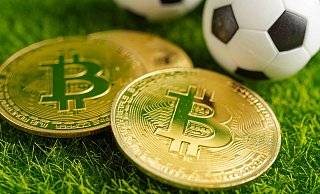 Symbolträchtige Verbindung: Der Bitcoin und Fußball. Steigt der SC Paderborn 07 in die digitale Währung ein? - IMAGO/YAY Images Symbolträchtige Verbindung: Der Bitcoin und Fußball. Steigt der SC Paderborn 07 in die digitale Währung ein? - IMAGO/YAY Images
