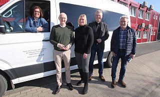 Fahrerin Stefanie Naaß (v. l.), Axel Grothe, Andrea Stroba, Hiddenhausens Bürgermeister Andreas Hüffmann und Bernd Engelbrecht hoffen auf viele Mitfahrer beim Bürgerbus. - Björn Kenter Fahrerin Stefanie Naaß (v. l.), Axel Grothe, Andrea Stroba, Hiddenhausens Bürgermeister Andreas Hüffmann und Bernd Engelbrecht hoffen auf viele Mitfahrer beim Bürgerbus. - Björn Kenter