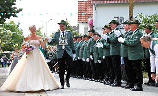 Auch Bergheims König Alexander Grimme schaut begeistert auf seine Königin Sophie, während die Schützen ihnen Beifall klatschen. - David Schellenberg Auch Bergheims König Alexander Grimme schaut begeistert auf seine Königin Sophie, während die Schützen ihnen Beifall klatschen. - David Schellenberg