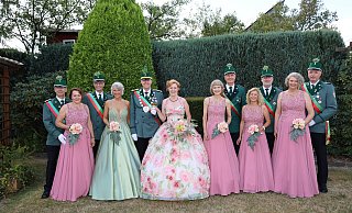 Die Schützen in Sande regiert das Königspaar Reinhard und Regina Korfmacher mit ihrem Hofstaat. - Regina Brucksch Die Schützen in Sande regiert das Königspaar Reinhard und Regina Korfmacher mit ihrem Hofstaat. - Regina Brucksch