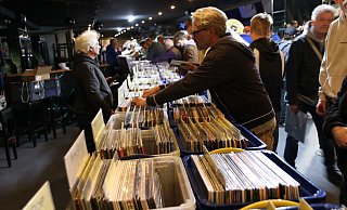 Hunderte zog es am vergangenen Sonntag ins Herforder Kulturwerk. Hier fand erstmals die große Schallplattenbörse statt. Rund 50 Händler aus dem gesamten Bundesgebiet boten insgesamt eine Viertelmillion Tonträger zum Verkauf an. - Claus Frickemeier Hunderte zog es am vergangenen Sonntag ins Herforder Kulturwerk. Hier fand erstmals die große Schallplattenbörse statt. Rund 50 Händler aus dem gesamten Bundesgebiet boten insgesamt eine Viertelmillion Tonträger zum Verkauf an. - Claus Frickemeier