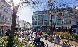 Der Einzelhandel und die Gastronomie sind zwei der Hauptfaktoren, die Besucher in die Paderborner Innenstadt locken. - Niklas Tüns Der Einzelhandel und die Gastronomie sind zwei der Hauptfaktoren, die Besucher in die Paderborner Innenstadt locken. - Niklas Tüns