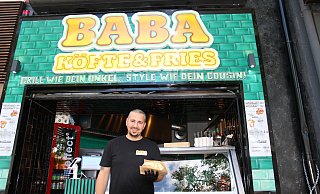 Benni Fidan betreibt den neuen Imbiss "Baba Köfte&Fries" an der Westernmauer in Paderborn - Marc Schröder Benni Fidan betreibt den neuen Imbiss "Baba Köfte&Fries" an der Westernmauer in Paderborn - Marc Schröder