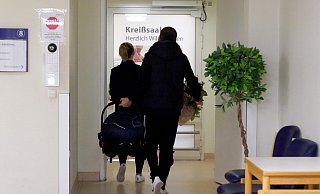 Die Zahl der Kreißsäle ist in NRW in diesem Jahr auf 125 gesunken. Mindestens zwei Geburtsstationen werden im Laufe des Jahres noch geschlossen. (Symbolbild) - picture alliance/dpa Die Zahl der Kreißsäle ist in NRW in diesem Jahr auf 125 gesunken. Mindestens zwei Geburtsstationen werden im Laufe des Jahres noch geschlossen. (Symbolbild) - picture alliance/dpa