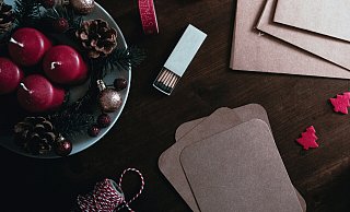 Rosa und Erdbeerrot gehören zu den Trendfarben für Adventskränze. - Symbolbild: Unsplash Rosa und Erdbeerrot gehören zu den Trendfarben für Adventskränze. - Symbolbild: Unsplash
