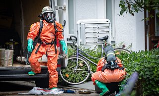 ABC-Zug im Nebelswall - Quecksilberfund bei Aufräumarbeiten. - Sarah Jonek ABC-Zug im Nebelswall - Quecksilberfund bei Aufräumarbeiten. - Sarah Jonek