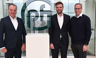 Die Gesellschafter Clemens (v.l.), Maximilian und Robert Tönnies mit dem neuen Logo der Premium Food Group. - Tönnies Die Gesellschafter Clemens (v.l.), Maximilian und Robert Tönnies mit dem neuen Logo der Premium Food Group. - Tönnies