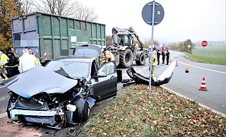 Am BMW entstand nach dem Zusammenstoß mit dem Trecker Totalschaden. - Simone Flörke Am BMW entstand nach dem Zusammenstoß mit dem Trecker Totalschaden. - Simone Flörke