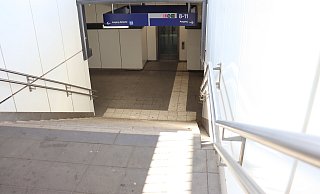 Eine Schiene zum Schieben für Fahrräder gibt es am Löhner Bahnhof nicht. - Judith Gladow Eine Schiene zum Schieben für Fahrräder gibt es am Löhner Bahnhof nicht. - Judith Gladow