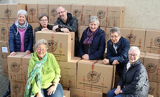 Edelgard Kümpel (v. l.), Dorothee Hirsch, Edeltraud Finke, Patrick Schuchert, Elke Laege, Angela Saak und Gabriele Tibo warten auf die Abholung der rund 70 Pakete. - Marco Hilla Edelgard Kümpel (v. l.), Dorothee Hirsch, Edeltraud Finke, Patrick Schuchert, Elke Laege, Angela Saak und Gabriele Tibo warten auf die Abholung der rund 70 Pakete. - Marco Hilla