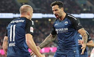 SCP-Torschütze Sven Michel und Vorbereiter Adriano Grimaldi (r.) feiern in Köln den Paderborner Treffer zum 1:1. - IMAGO/Nordphoto SCP-Torschütze Sven Michel und Vorbereiter Adriano Grimaldi (r.) feiern in Köln den Paderborner Treffer zum 1:1. - IMAGO/Nordphoto