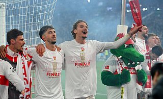 Die Stuttgarter Atakan Karazor und Nick Woltemade (r.) feiern in den Final-T-Shirts und mit Maskottchen Fritzle den Einzug ins DFB-Pokalfinale. In Berlin treffen sie auf Arminia Bielefeld. - IMAGO/Sven Simon Die Stuttgarter Atakan Karazor und Nick Woltemade (r.) feiern in den Final-T-Shirts und mit Maskottchen Fritzle den Einzug ins DFB-Pokalfinale. In Berlin treffen sie auf Arminia Bielefeld. - IMAGO/Sven Simon
