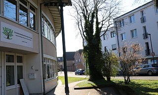 In der Paderborner Stresemannstraße soll das Einfahren mit dem Pkw im kommenden Schuljahr zu bestimmten Zeiten verboten werden. Damit sollen die Elterntaxis ferngehalten werden. - Holger Kosbab In der Paderborner Stresemannstraße soll das Einfahren mit dem Pkw im kommenden Schuljahr zu bestimmten Zeiten verboten werden. Damit sollen die Elterntaxis ferngehalten werden. - Holger Kosbab