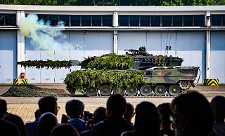 Panzer in Augustdorf bei einer Übung Bundeswehr. Ein möglicher Krieg der Zukunft hält jedoch noch ganz andere Herausforderungen bereit. - Daniel Salmon Panzer in Augustdorf bei einer Übung Bundeswehr. Ein möglicher Krieg der Zukunft hält jedoch noch ganz andere Herausforderungen bereit. - Daniel Salmon