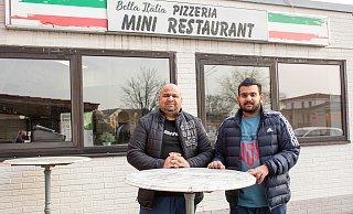 Shahzad Hussain (l.) und Sohn Shazaib betreiben künftig das Mini-Restaurant nahe Versmolds ehemaliger Diso. - Andre Schneider Shahzad Hussain (l.) und Sohn Shazaib betreiben künftig das Mini-Restaurant nahe Versmolds ehemaliger Diso. - Andre Schneider
