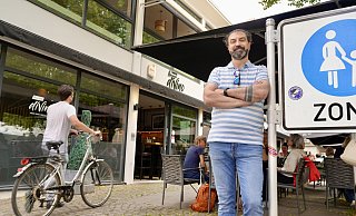 Der Ärger nimmt kein Ende für Gianni Mete. Auch das neue Hinweisschild hält Radfahrer nicht davon ab, über seine Terrasse zu fahren. Dieser zumindest schiebt gerade sein Rad. - Peter Unger Der Ärger nimmt kein Ende für Gianni Mete. Auch das neue Hinweisschild hält Radfahrer nicht davon ab, über seine Terrasse zu fahren. Dieser zumindest schiebt gerade sein Rad. - Peter Unger