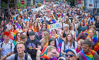 Der Christopher Street Day zieht wieder Massen an, hier 2022. Die Themen haben weltweit und auch in Bielefeld wieder an Relevanz gewonnen. - Sarah Jonek Der Christopher Street Day zieht wieder Massen an, hier 2022. Die Themen haben weltweit und auch in Bielefeld wieder an Relevanz gewonnen. - Sarah Jonek