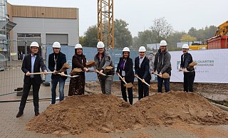Christian Antl (v. l. künftiger Bürgermeister), Thorsten Gösling (Vorstand), Sabine Brockschnieder (Vorstand), Markus Kamann (Vorstand), Anna-Katharina Bölling (Regierungspräsidentin), Burkhard Nolte (Kreis Herford) und Architekt Marcus Duldner beim Spatenstich. - Dirk Windmöller Christian Antl (v. l. künftiger Bürgermeister), Thorsten Gösling (Vorstand), Sabine Brockschnieder (Vorstand), Markus Kamann (Vorstand), Anna-Katharina Bölling (Regierungspräsidentin), Burkhard Nolte (Kreis Herford) und Architekt Marcus Duldner beim Spatenstich. - Dirk Windmöller