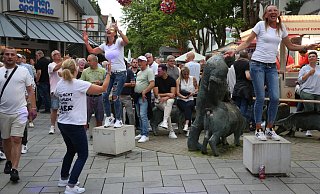 Partystimmung: Am Schweinebrunnen wird getanzt. - Elke Niedringhaus-Haasper Partystimmung: Am Schweinebrunnen wird getanzt. - Elke Niedringhaus-Haasper