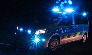 Die Polizei fahndete mit mehreren Streifenwagen nach den Tatverdächtigen. Sie sollen den Ausgeraubten mit Waffen bedroht haben. MT-Symbolfoto: - Jan Henning Rogge Die Polizei fahndete mit mehreren Streifenwagen nach den Tatverdächtigen. Sie sollen den Ausgeraubten mit Waffen bedroht haben. MT-Symbolfoto: - Jan Henning Rogge