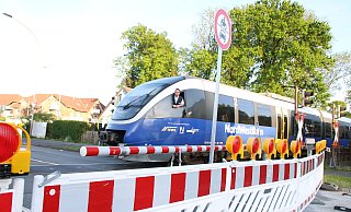 Der Bahnübergang an der Husarenstraße in Schloß Neuhaus bleibt gesperrt - wohl ein Zustand, der länger andauern könnte. - Rajkumar Mukherjee Der Bahnübergang an der Husarenstraße in Schloß Neuhaus bleibt gesperrt - wohl ein Zustand, der länger andauern könnte. - Rajkumar Mukherjee