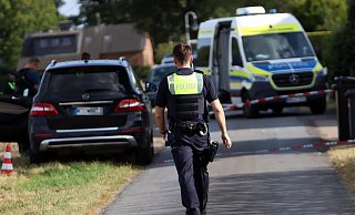 Die Polizei ist mit einem speziellen Verkehrsunfallaufnahmeteam (VU-Team) im Einsatz um das Unglück zu rekonstruieren. - Alex Lehn Die Polizei ist mit einem speziellen Verkehrsunfallaufnahmeteam (VU-Team) im Einsatz um das Unglück zu rekonstruieren. - Alex Lehn