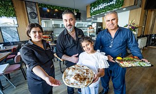 (v.l. Lena Baker, Ali Hunar, Lya Baker, Dlier Baker) präsentieren stolz traditionelle Gerichte zur Eröffnung des kurdischen Restaurants Erbil. - Sarah Jonek (v.l. Lena Baker, Ali Hunar, Lya Baker, Dlier Baker) präsentieren stolz traditionelle Gerichte zur Eröffnung des kurdischen Restaurants Erbil. - Sarah Jonek