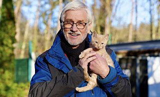 Drei Dinge lagen Helmut Tiekötter - hier auf einem Foto aus dem Jahr 2024 - seit Langem besonders am Herzen: das Schicksal der Streunerkatzen, der Stadttauben und der Wildvogelküken. - Archivfoto: Peter Unger Drei Dinge lagen Helmut Tiekötter - hier auf einem Foto aus dem Jahr 2024 - seit Langem besonders am Herzen: das Schicksal der Streunerkatzen, der Stadttauben und der Wildvogelküken. - Archivfoto: Peter Unger